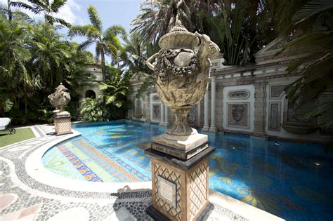 versace mansion statue.